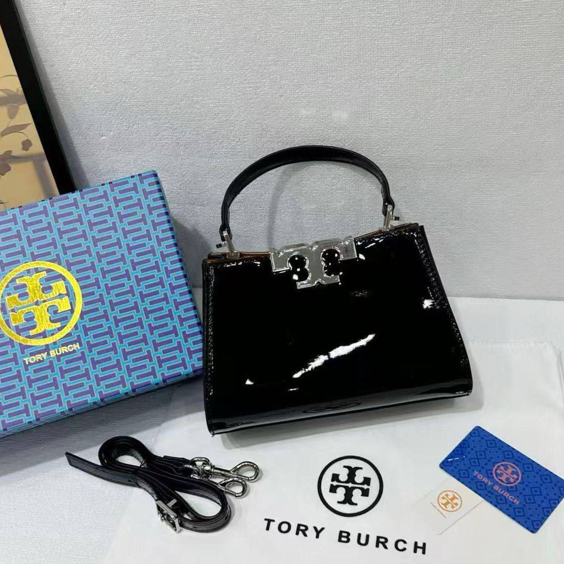 TORY BURCH
 NEW CAME GOOD QUALITY 
WITH BOX 
🎁🎁🎁

90 dhs✅

Zain39
♥️♥️♥️