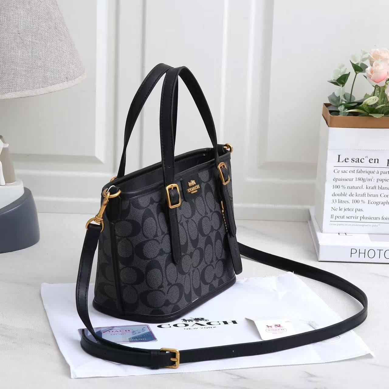 COACH 

HIGH QUALITY

 WITH BOX 
🎁🎁🎁

95 dhs✅

Zain295
♥️♥️♥️