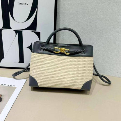 BOTTEGA VENETA 
NEW CAME GOOD QUALITY 

WITH BOX  
🎁🎁🎁

115 dhs🪙🖤
SIZE: 25cm

Zain39
♥️♥️♥️
