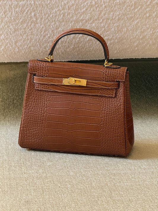 Hermes
kelly croc 28cm💥Master quality ✅with box📦
710 dhs❣️

Zain52
♥️♥️♥️