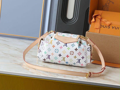 LV
GOOD QUALITY WITH BOX 
120 dhs💓

Zain17
♥️♥️♥️