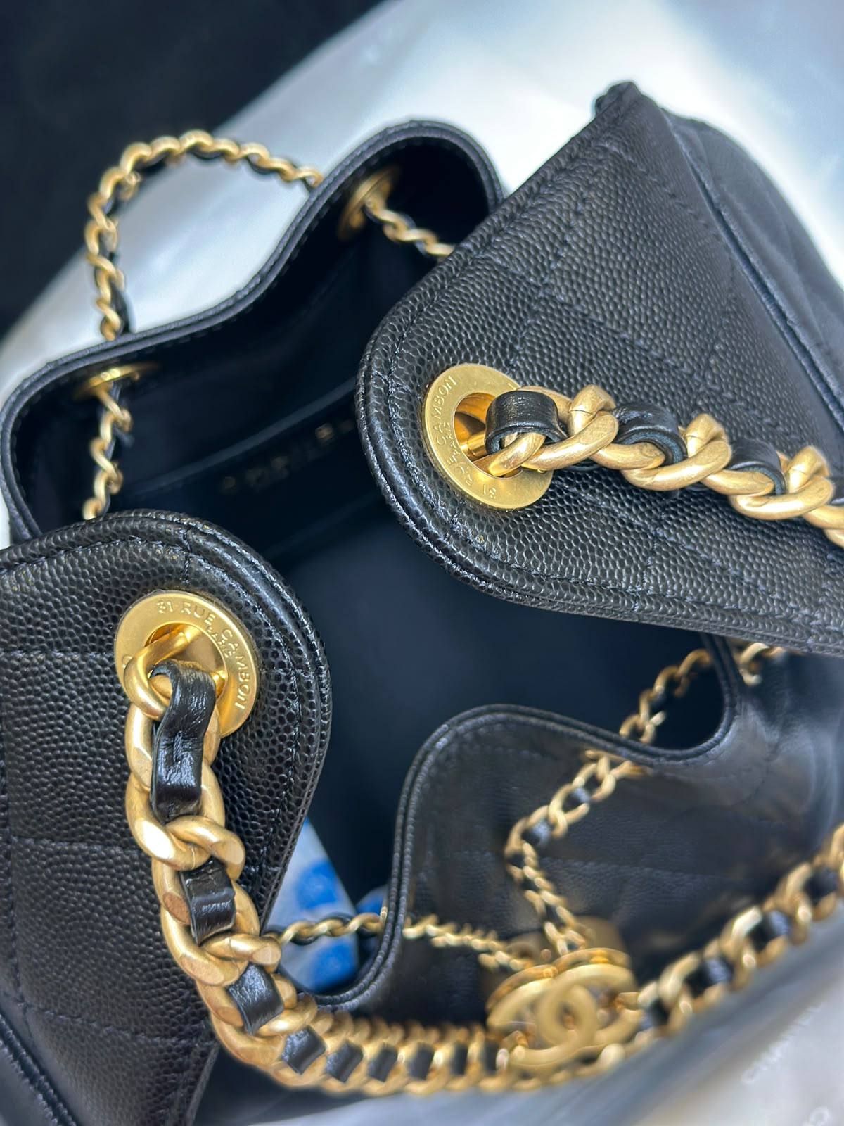 Chanel 
25 bag featuring a woven leather and gold-tone chain handle
2000 dhs🇦🇪🇦🇪

Zain71
♥️♥️♥️