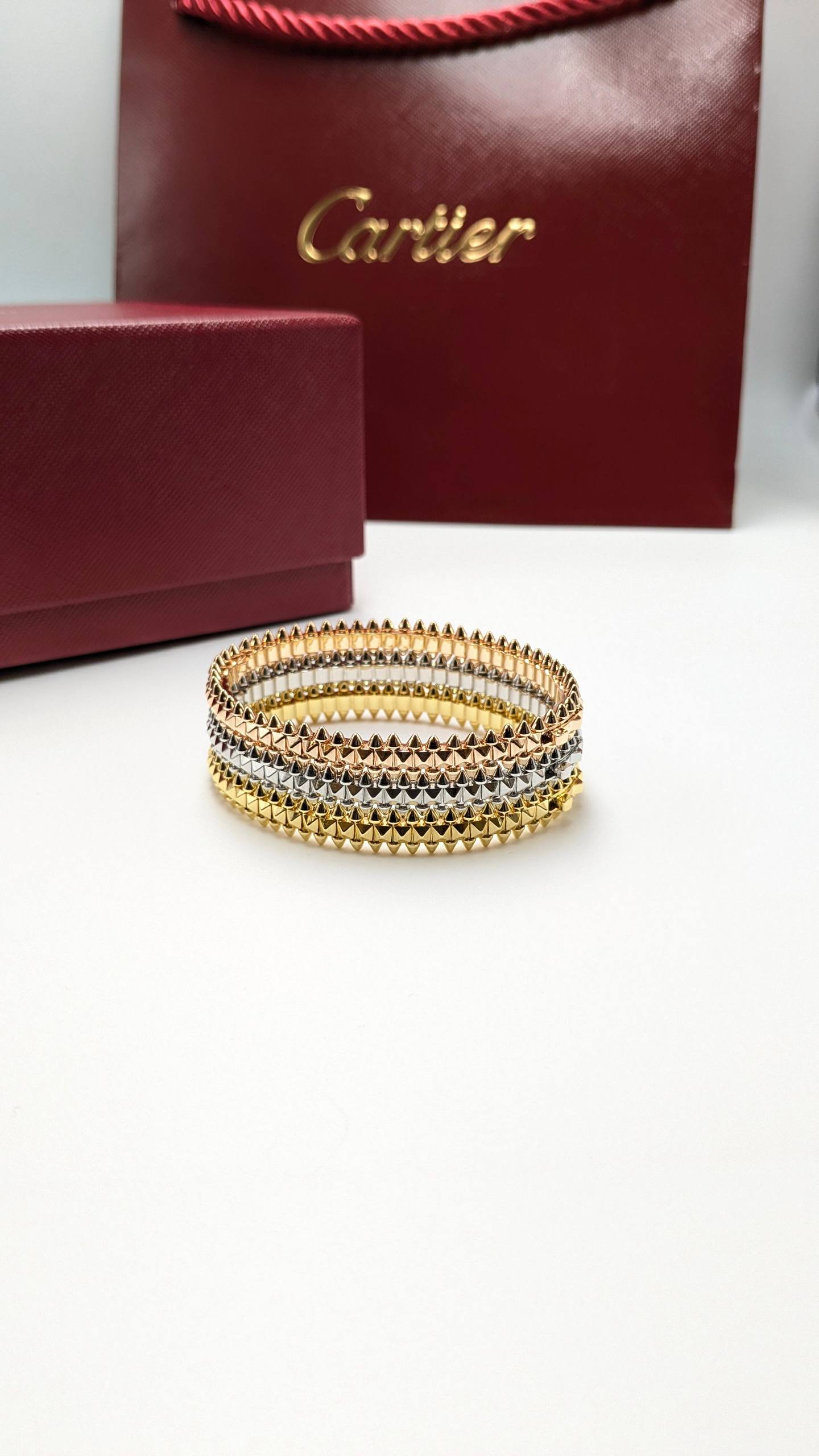 Cartier Bangle
120 dhs💓

Normal Box
🎁🎁🎁

Zain210
♥️♥️♥️