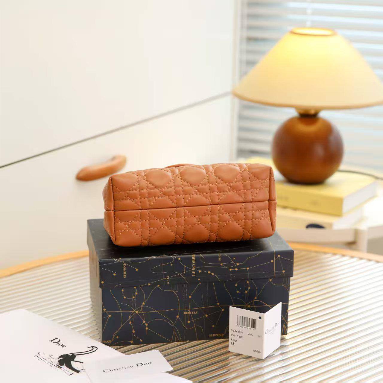 💎  Dior Jolie new
1⃣️ First quality +🎁
Size : 19 * 13.5 cm
115 dhs🌺
with 🎁

Zain115
♥️♥️♥️
