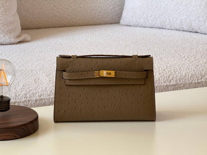 Hermes
pochette 21cm💕master quality😍with box❤️
340 dhs❣️

Zain52
♥️♥️♥️