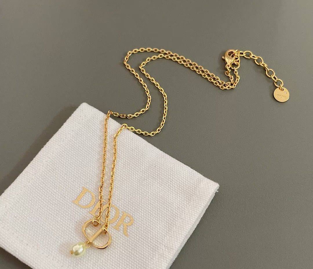 Dior ❤️‍🔥*
Necklace 🦋
Earring ✨
Master quality 💯
With normal boxes 🗃️ 
75 dhs🇦🇪
With master box 📦 
90 dhs🇦🇪

Zain216
♥️♥️♥️