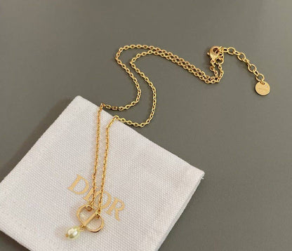 Dior ❤️‍🔥*
Necklace 🦋
Earring ✨
Master quality 💯
With normal boxes 🗃️ 
75 dhs🇦🇪
With master box 📦 
90 dhs🇦🇪

Zain216
♥️♥️♥️