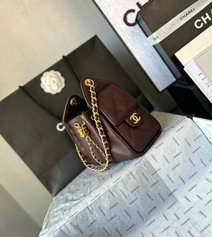 CHANEL 
NEW CAME GOOD QUALITY MINI SIZE WITH BOX 
120 DHS🇦🇪🇦🇪
Size: 20 cm

Zain17
♥️♥️♥️