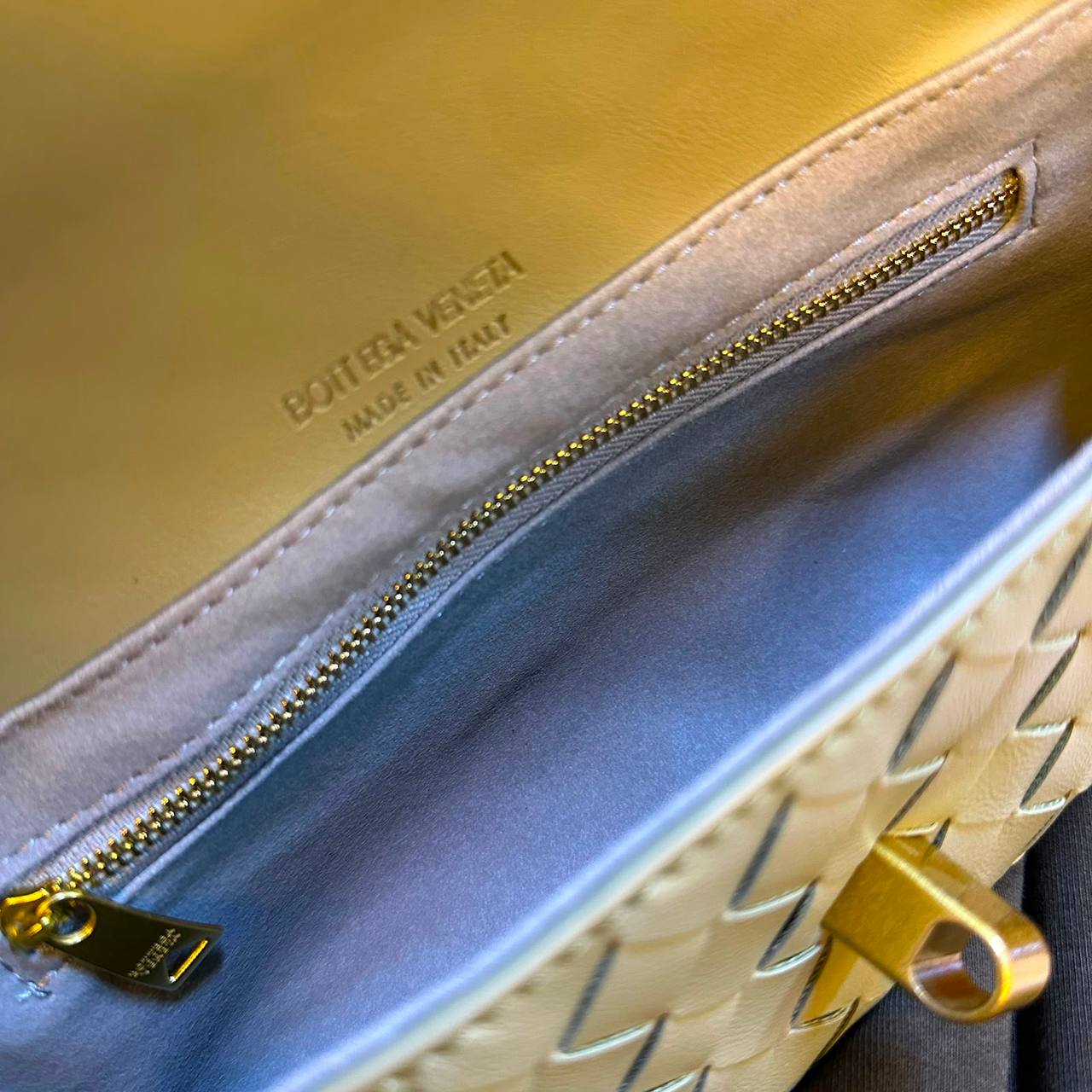 BOTTEGA 

 GOOD QUALITY

 WITH BOX
🎁🎁🎁

100 dhs✅

Zain39
♥️♥️♥️