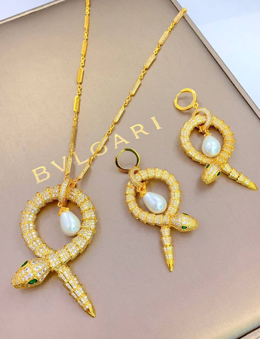 BVLGARI MASTER
SET 💫✨
NECKLACE EARRINGS
380 DHS💛 WITH BOX AND PAPER BAG🎁🛍️

Zain89
♥️