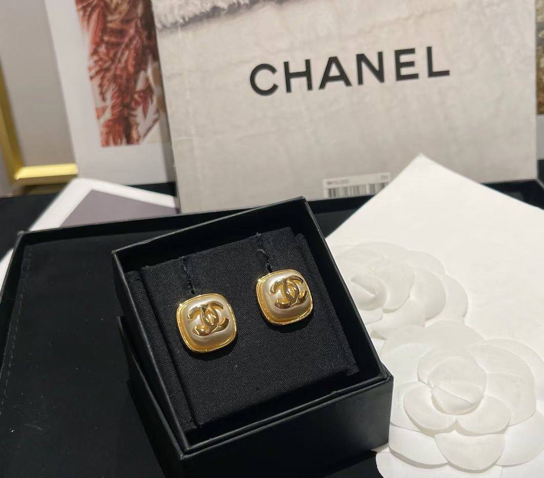 CHANEL❤️‍🔥*
Earring 🐦‍🔥
Master quality 💯
With normal boxes 🗃️ 
55 dhs💓
With master box 📦 
65 dhs💓

Zain216
♥️♥️♥️