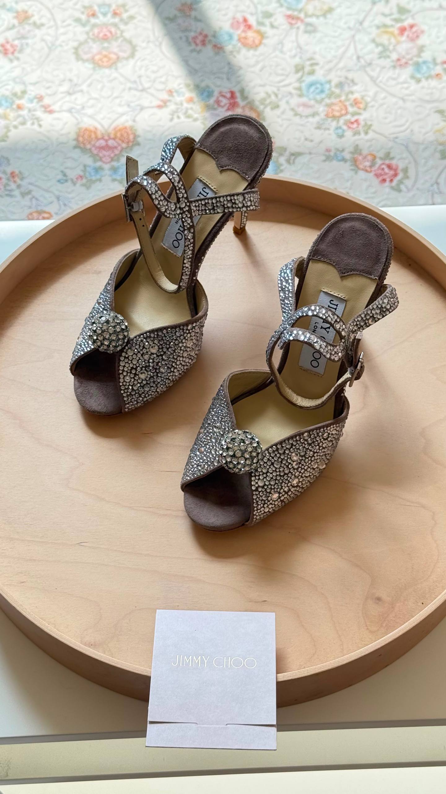 JIMMY CHOO
Master quality 
Size: 36 to 41
450 dhs✅

Zain318
♥️♥️♥️