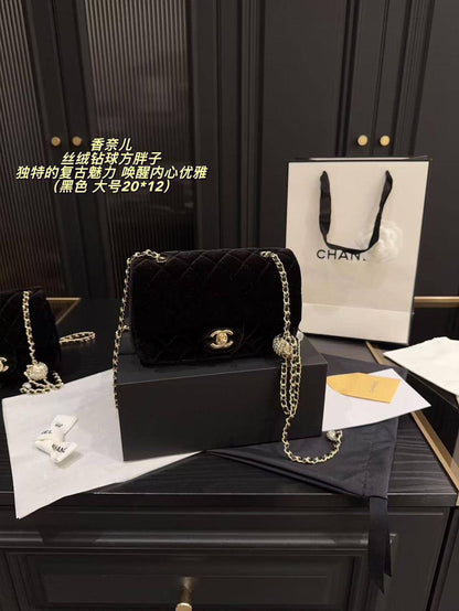 Chanel

With box  
🎁🎁🎁

Size 20cm

230 dhs❤️

Zain189
♥️♥️♥️
