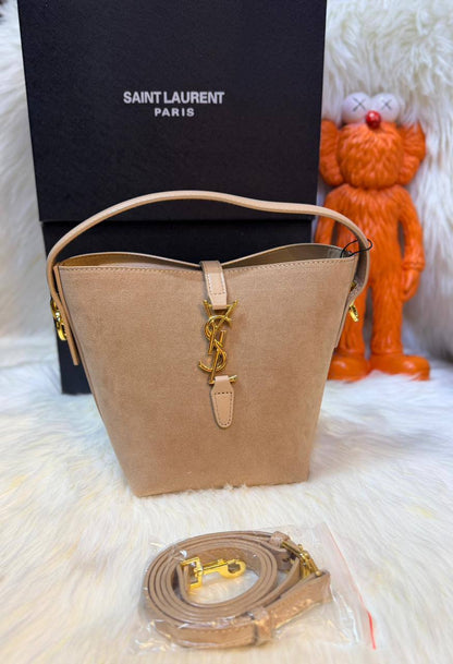 YSL
good quality, 

comes with box, 🎁🎁🎁

size... 22 *18 cm 
95 dhs💓

Zain12
♥️♥️♥️