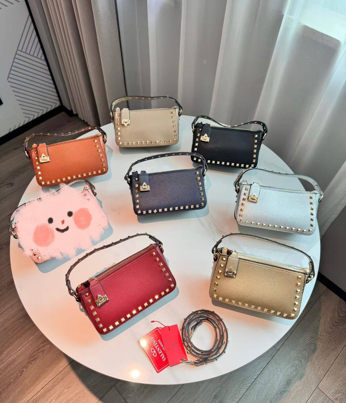 Valentino 

115 dhs🇦🇪🇦🇪

with box
size 21×7×12cm

high quality

Zain42
♥️♥️