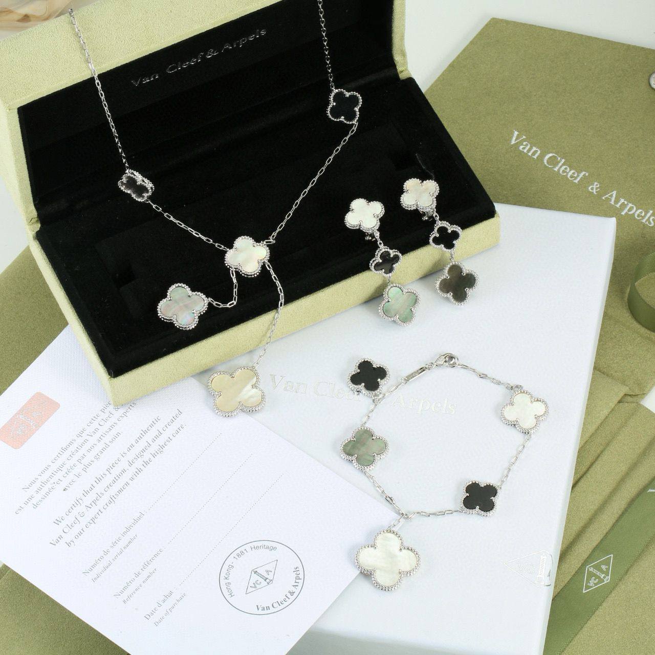 VCA SET
MASTER✨💫
6 FLOWER NECKLACE
5 FLOWER BRACELET
3 FLOWER EARRINGS
WITH BOX AND PAPER BAG🛍️🎁
 230 DHS🇦🇪🇦🇪✨💫

Zain89
❣️❣️❣️