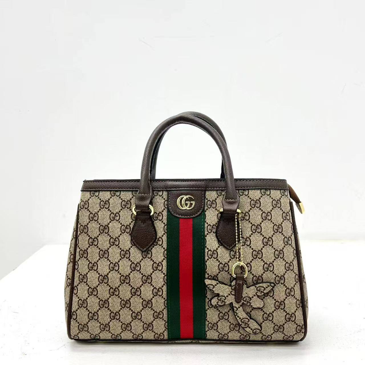 Gucci
95 dhs🪙🌨️
SIZE 32 CM

Zain200
♥️♥️♥️