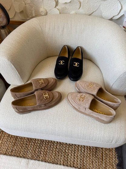 Chanel 
𝑨𝑨𝑨 𝑸𝒖𝒂𝒍𝒊𝒕𝒚
𝑺𝒊𝒛𝒆 𝟑5 𝒕𝒐 𝟒2 
450 dhs✅

Zain281
♥️♥️♥️