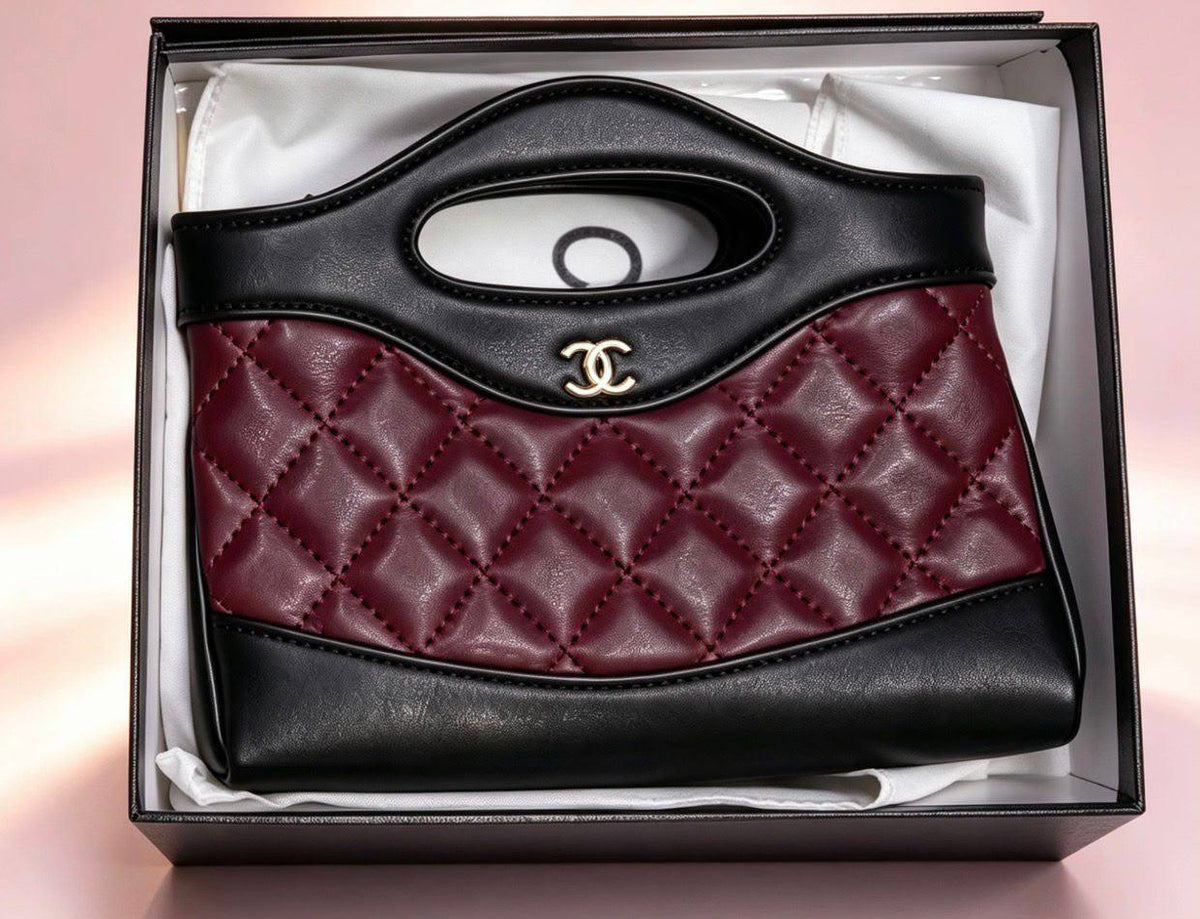 Chanel

95 dhs🇦🇪🇦🇪

size：18cm 
Silver logo 
with box

Zain35
♥️♥️♥️