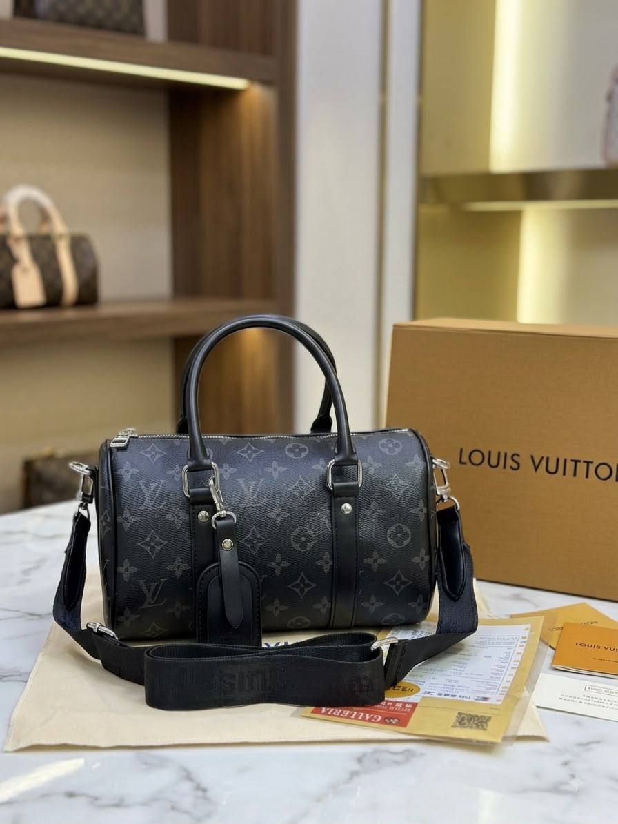 LV
Unisex Speedy Crossbag
Top handle Bag
Silver & Black Hardware
With Long trim Strap
Size : 26 cm
With BOX

120 dhs🇦🇪🇦🇪

Zain239
♥️♥️♥️