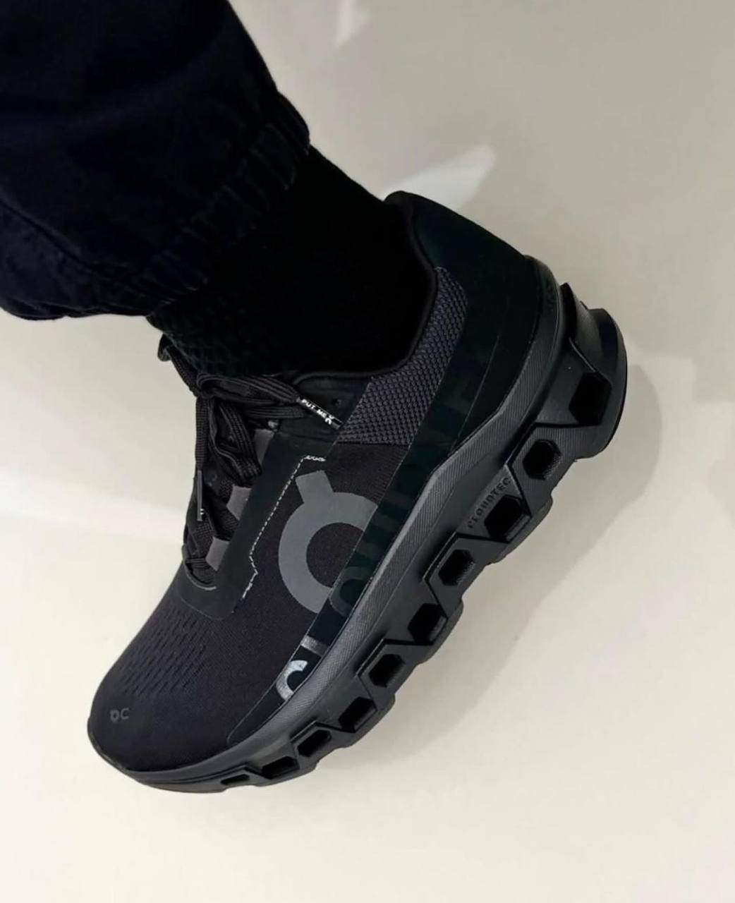 On Cloud monster 1. Full Balck. 
Size 36-45. 
220 dhs✅

Zain242
♥️♥️♥️
