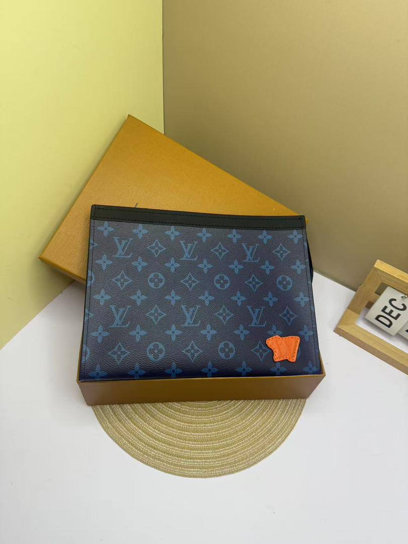 Pouch
60 dhs🪙
with box
🎁🎁🎁

size 27×5×21cm

Zain42
♥️♥️♥️
