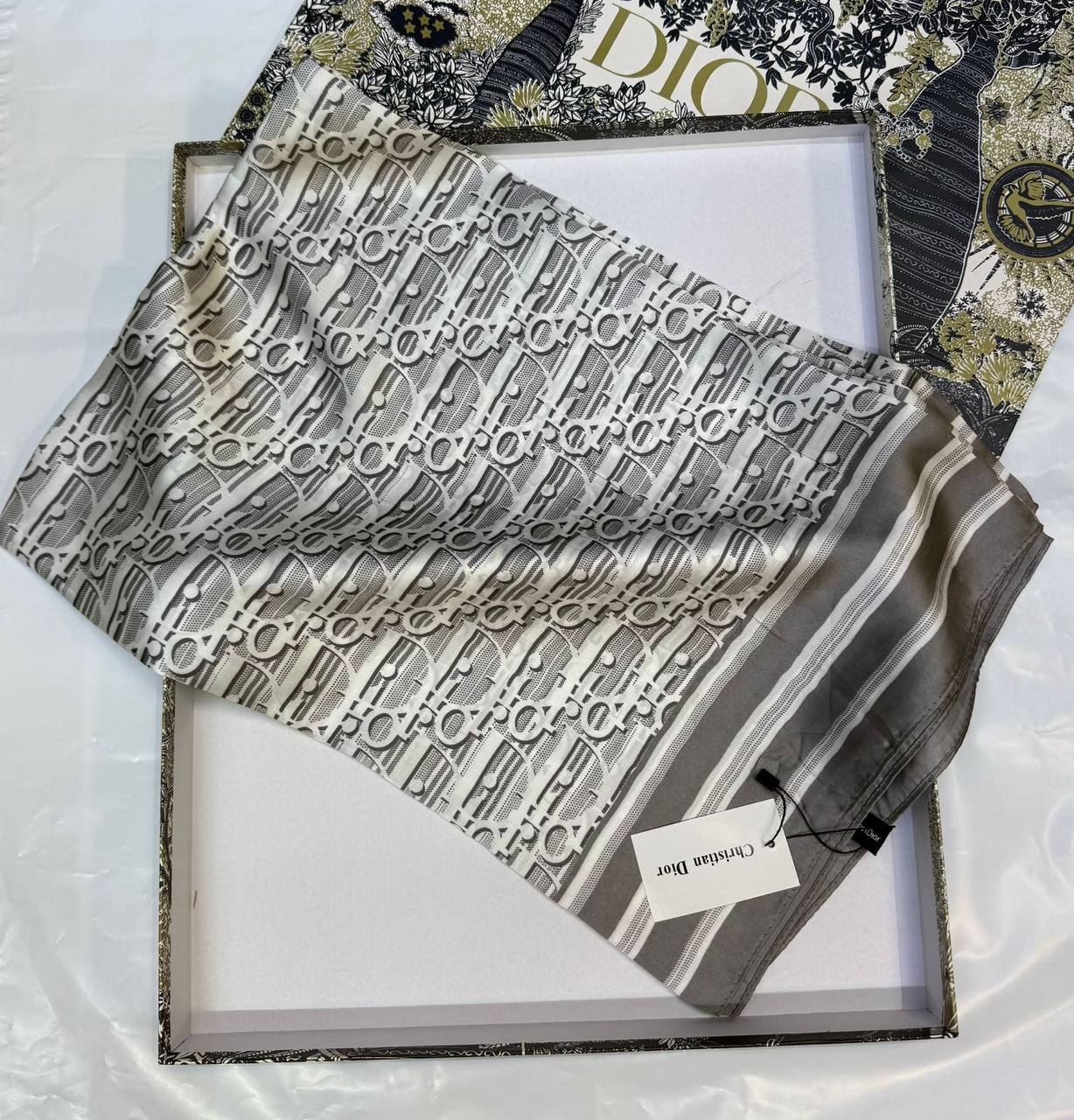 Silk scarf 🧣 
40 dhs✅

With box🎁
55 dhs✅

Zain93
♥️♥️♥️
