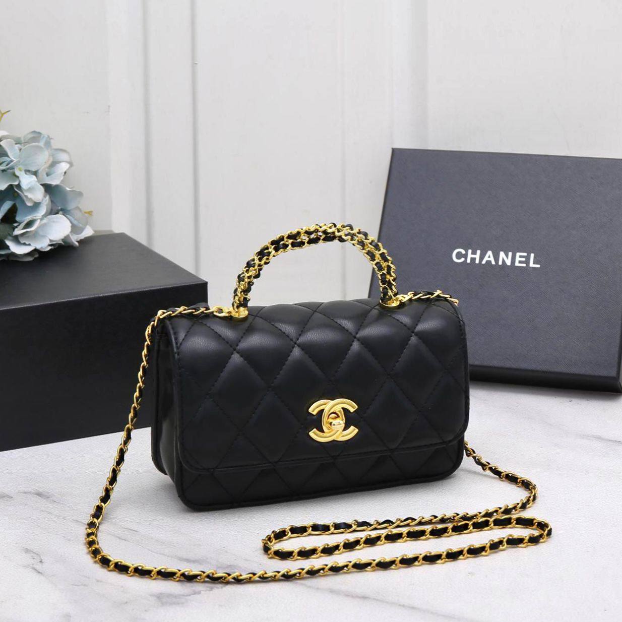 CHANEL 

GOOD QUALITY 

WITH BOX 
🎁🎁🎁

110 dhs✅
SIZE : 20 cm

Zain39
♥️♥️♥️