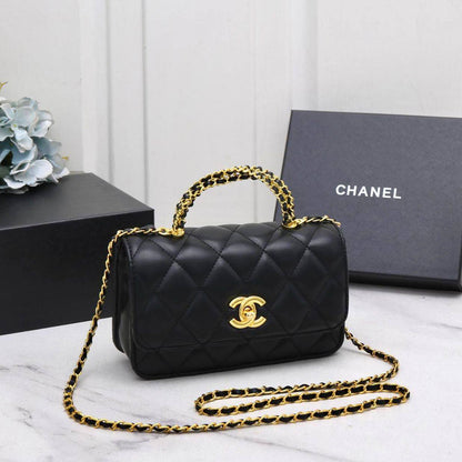 CHANEL 

GOOD QUALITY 

WITH BOX 
🎁🎁🎁

110 dhs✅
SIZE : 20 cm

Zain39
♥️♥️♥️