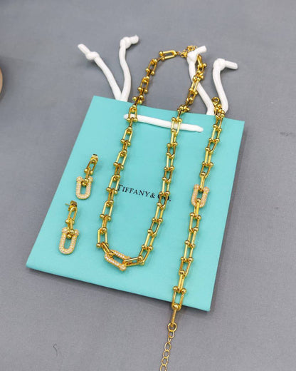 Tiffany set💥*
*Stainless steel SET 💯*
Necklace ❤️‍🩹
Earring 🍁
Breslat ❣️
With normal boxes 📦 
And paper bag 🛍️
65 dhs🪙🌨️
With master box 🗃️ 
95 dhs🪙🌨️

Zain216
♥️♥️♥️