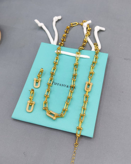 Tiffany set💥*
*Stainless steel SET 💯*
Necklace ❤️‍🩹
Earring 🍁
Breslat ❣️
With normal boxes 📦 
And paper bag 🛍️
65 dhs🪙🌨️
With master box 🗃️ 
95 dhs🪙🌨️

Zain216
♥️♥️♥️