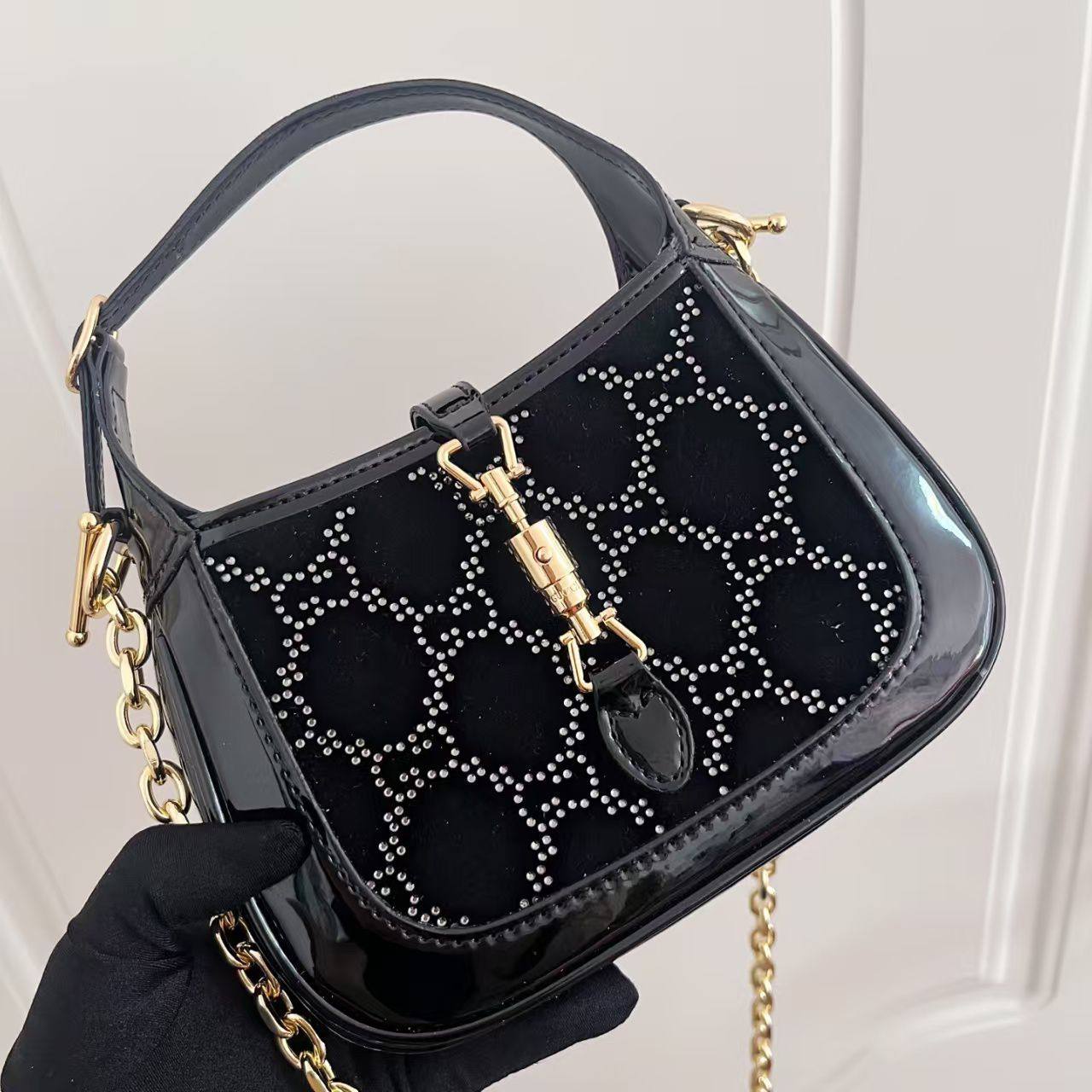 Gucci💕💕
Master
19cm💕 
260 dhs🗽
with double Box 🗃️

Zain228
♥️♥️♥️