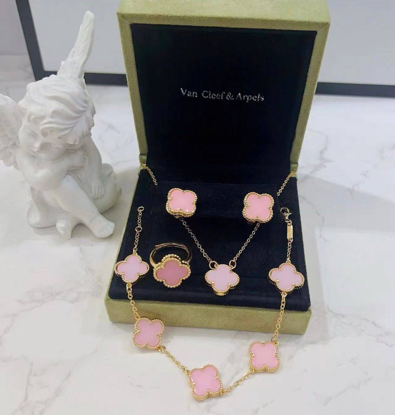 VCA SET ❤️‍🔥*
Necklace ✨
Earring 🍁
Bracelet 🦋
Ring free size 💍
Master quality 💯
With normal boxes 📦 
50 dhs❣️
With master box 🗃️ 
75 dhs❣️

Zain216
♥️♥️♥️
