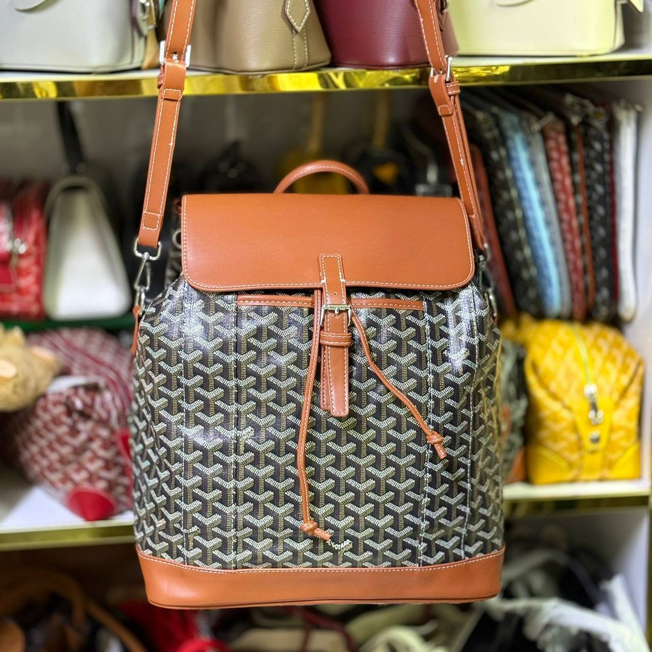 GOYARD 
BACKPACK & SILING BAG NEW CAME GOOD QUALITY 
140 dhs✅
SIZE: 37cm

Zain39
♥️♥️♥️
