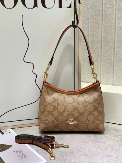 Coach 
90 dhs✅
with box
🎁🎁🎁

size 20×7.5×16cm

Zain42
♥️♥️♥️