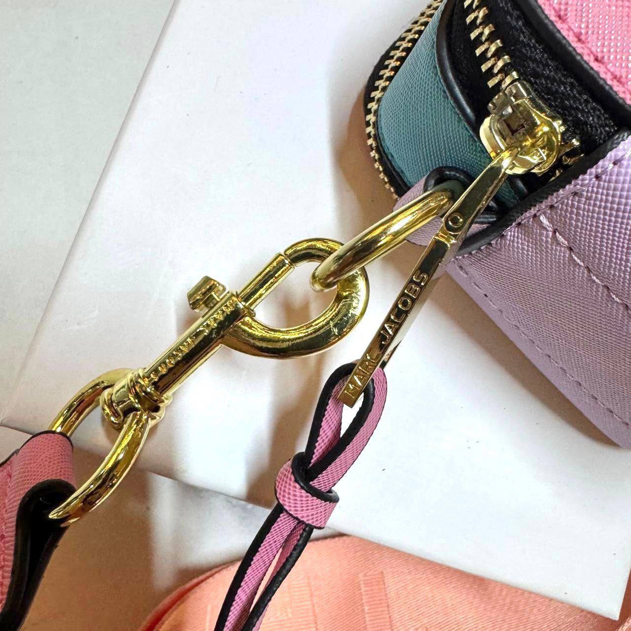 MARC JACOBS 

GOOD QUALITY 

WITH BOX 
🎁🎁🎁

90 dhs🪙🖤

Zain39
♥️♥️♥️