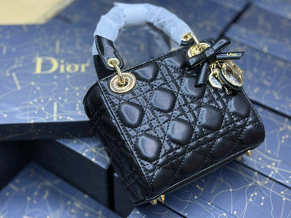 Dior
130 dhs🇦🇪🇦🇪 
with box

Zain175
♥️♥️♥️