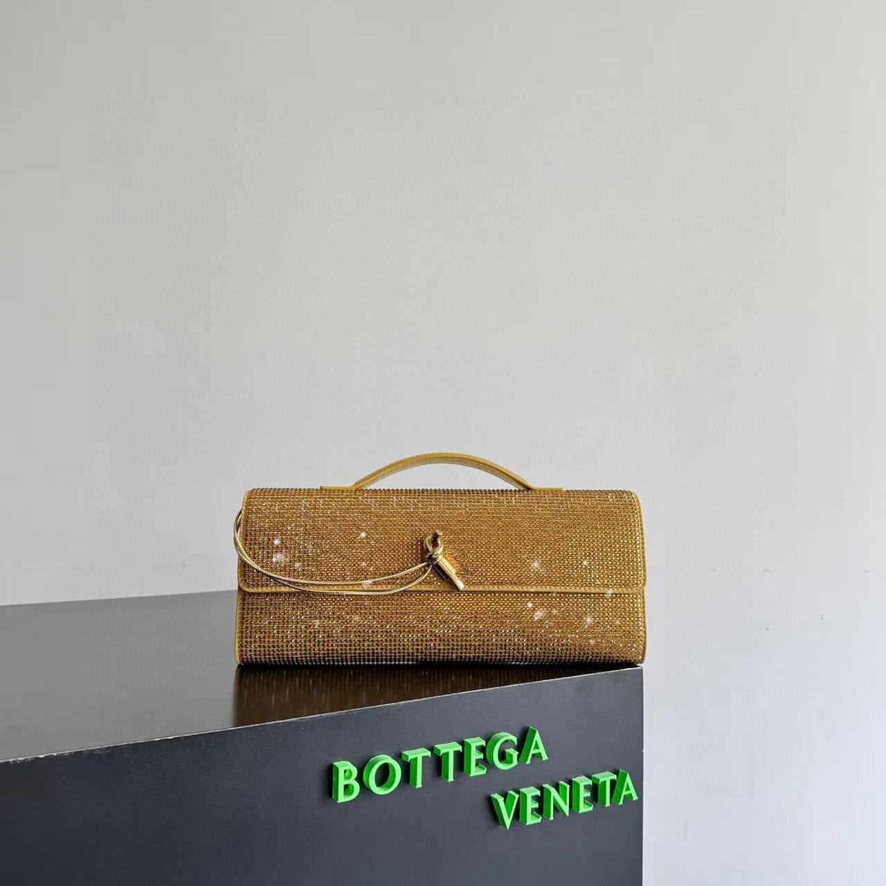 Bottega Andiamo Embellished Clutch in Leather✅*
*Size 31 cm*
For Price 👇 WTSP Text Zain 0568585901

Zain274
♥️♥️♥️