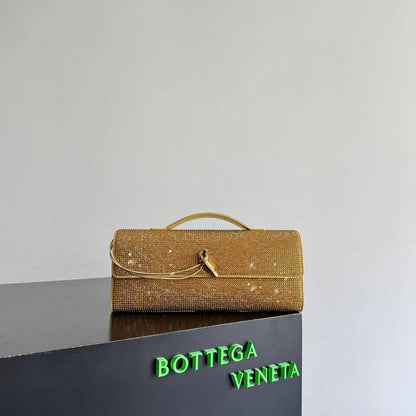 Bottega Andiamo Embellished Clutch in Leather✅*
*Size 31 cm*
For Price 👇 WTSP Text Zain 0568585901

Zain274
♥️♥️♥️
