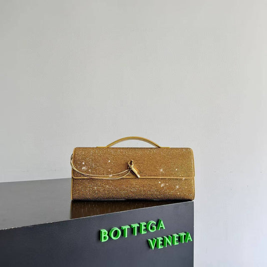 Bottega Andiamo Embellished Clutch in Leather✅*
*Size 31 cm*
For Price 👇 WTSP Text Zain 0568585901

Zain274
♥️♥️♥️
