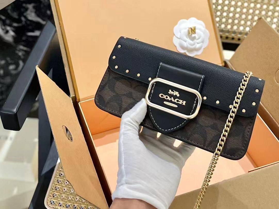 COACH 
GOOD QUALITY 💯
90 dhs✅
WITH BOX 📦

Zain28
♥️♥️♥️