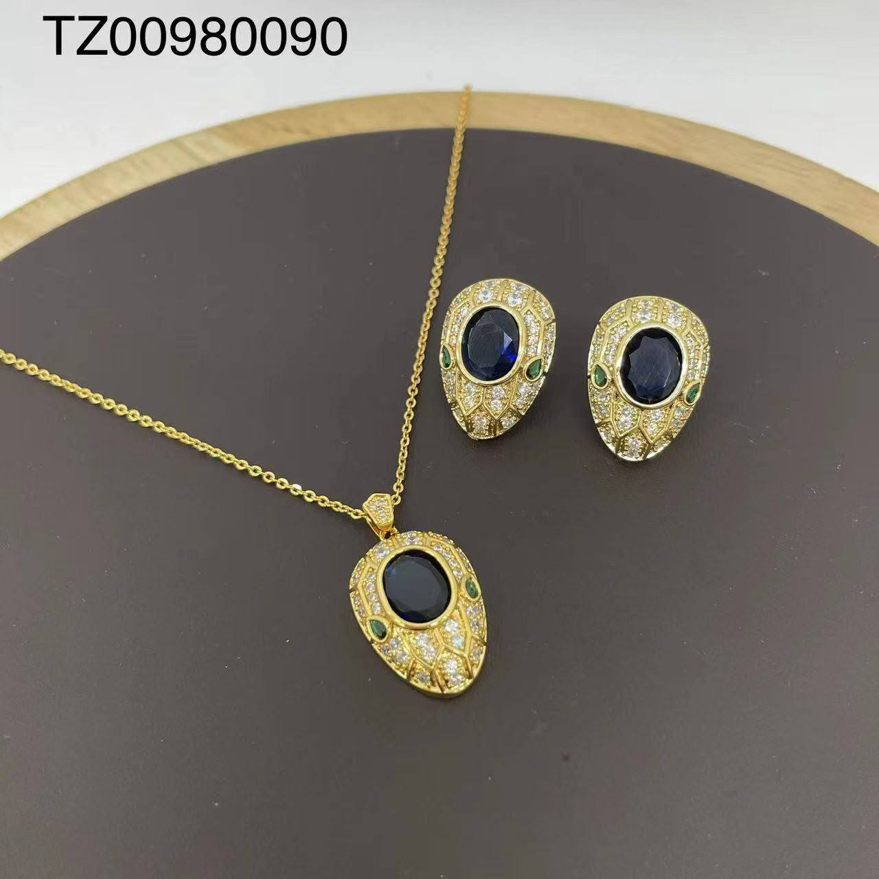 SET
Necklace 🔥
Earring 🐦‍🔥
good quality 💯
With brand boxes 🗃️ 
Paper bag 🛍️
40 dhs✅

Zain216
♥️♥️♥️