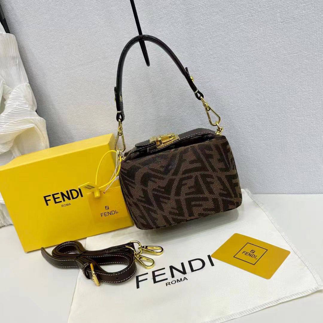 Fendi
High quality
With box 
90 dhs💓

Zain50
♥️♥️♥️