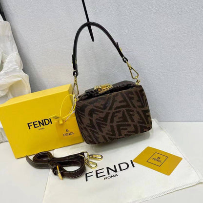 Fendi
High quality
With box 
90 dhs💓

Zain50
♥️♥️♥️