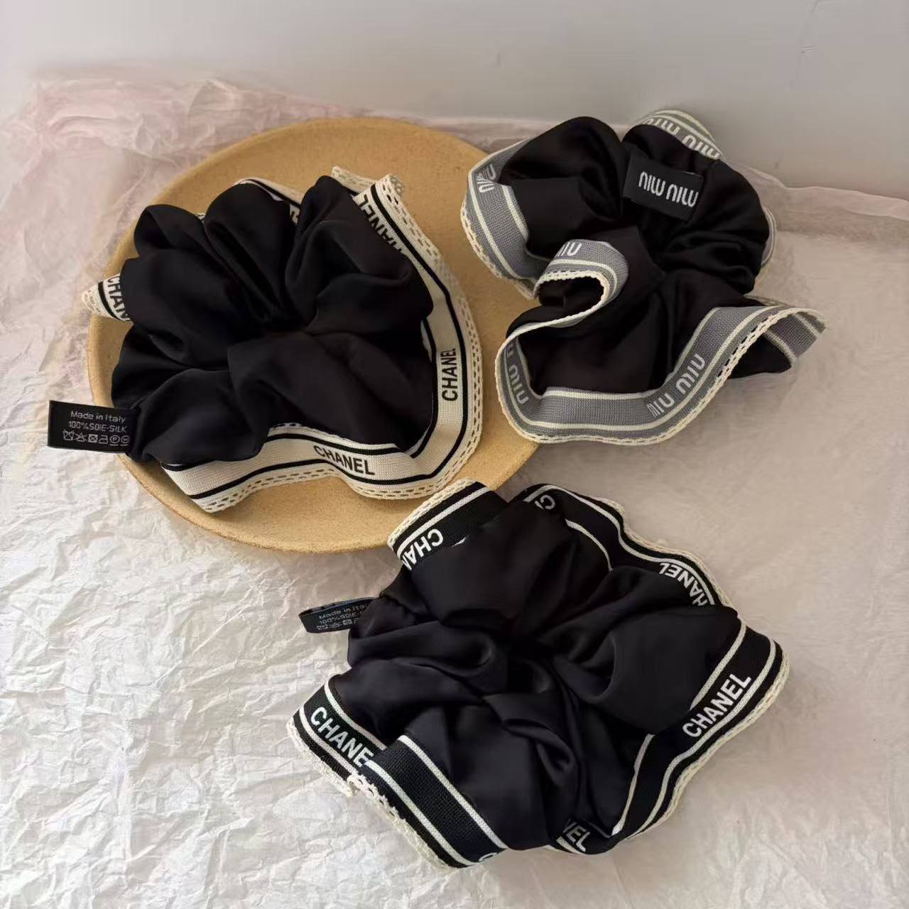 *Head Accessories 😍*
good quality 💯
With paper bag🛍️
20 dhs🇦🇪🇦🇪

With master box 📦 
40 dhs🇦🇪🇦🇪

Zain216
♥️♥️♥️
