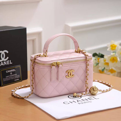 Chanel Make up 
with mirror,Micro Fabric
18cm Box🎁

105 dhs🪙🌨️

Zain44
♥️♥️♥️