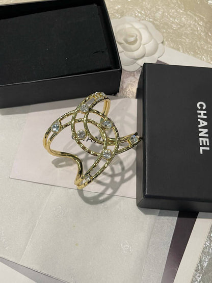 CHANEL 
Bangle ✨
Master quality 💯
With normal boxes 🗃️ 
110 dhs🇦🇪🇦🇪

With master box 📦 
150 dhs🇦🇪🇦🇪

Zain216
♥️♥️♥️