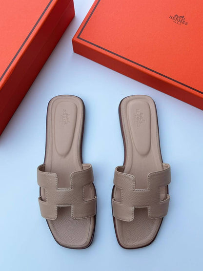 Hermes slipper
100 dhs🪙💕
High Quality
Size 36-42

Zain55
♥️♥️♥️