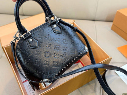 LV L001

 COPY ONE 
NEW CAME 

WITH BOX
🎁🎁🎁

180 dhs✅

Zain39
♥️♥️♥️