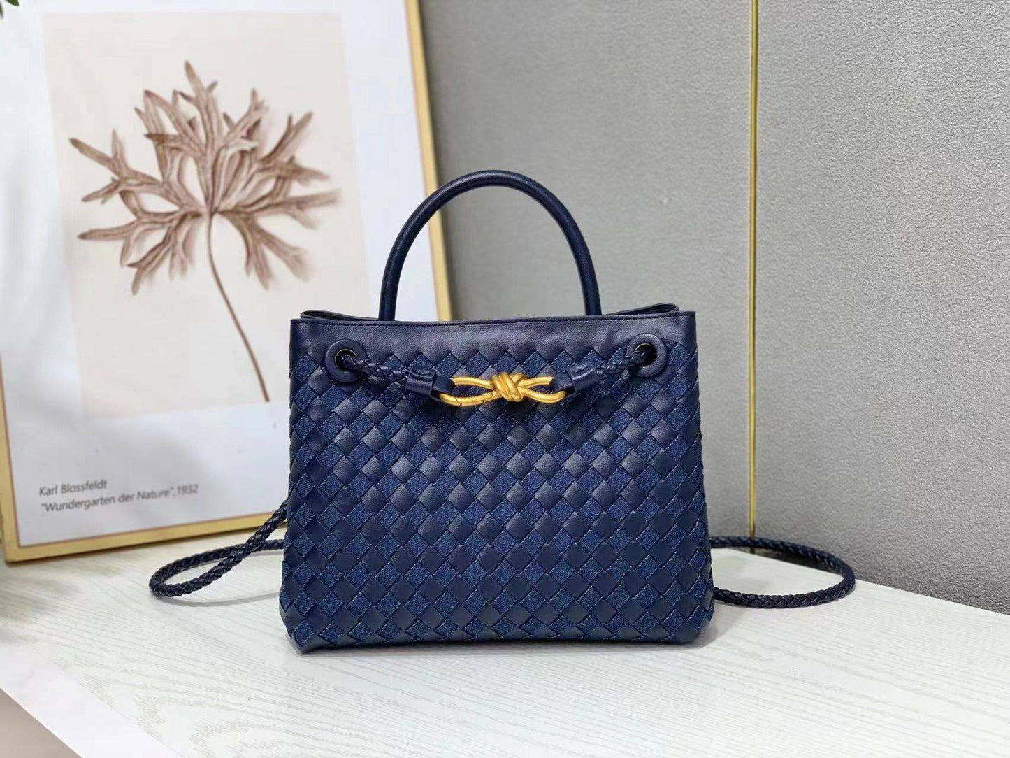 Bottega veneta  

with box 
🎁🎁🎁

100 dhs❤️

Zain177
♥️♥️♥️